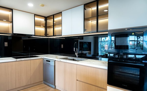 Bien entretenir votre monstera : guide essentiel pour des feuilles luxuriantes